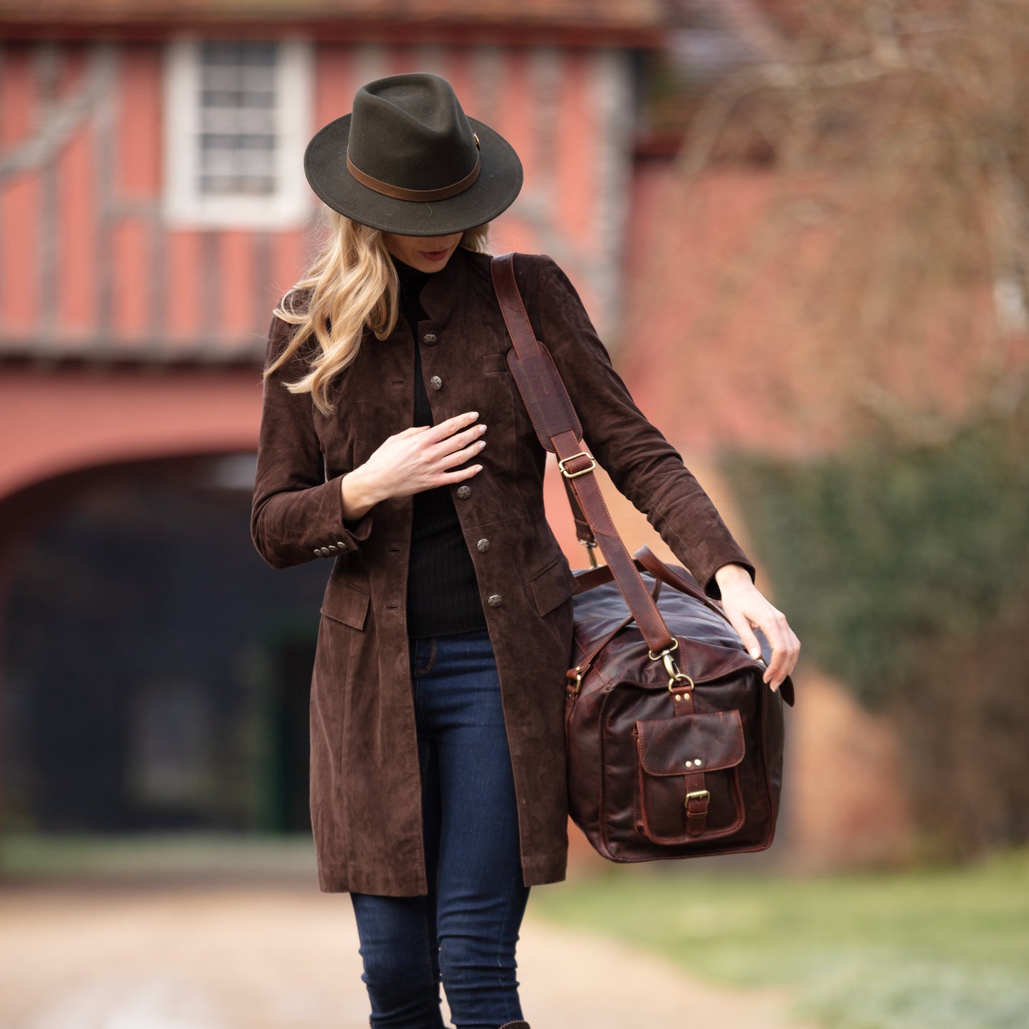 Brown full leather rugged holdall in classic English country style. Handmade from full grain vegetable tanned cow leather.