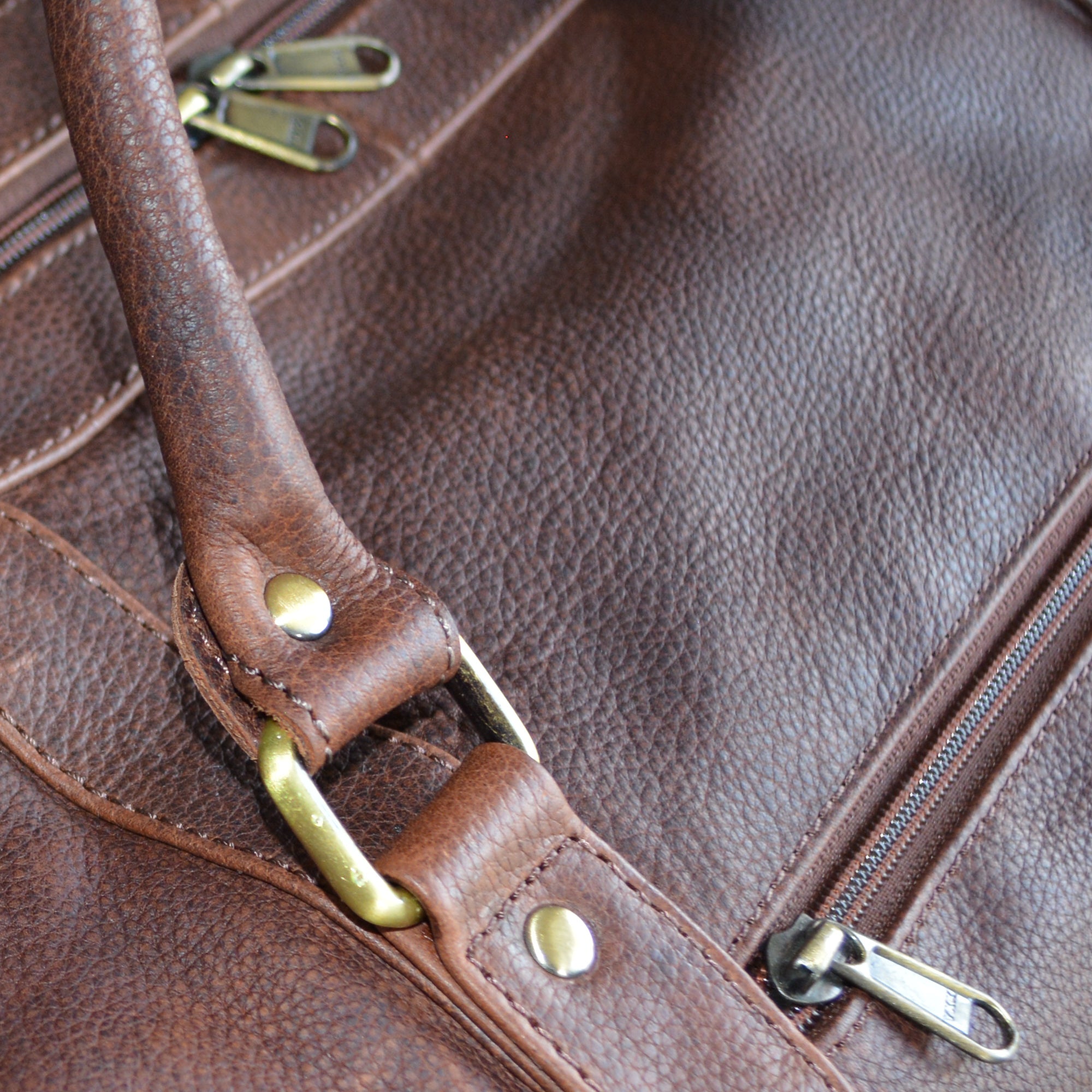 Full leather holdall travel bag in full grain vegetable tanned cow leather.