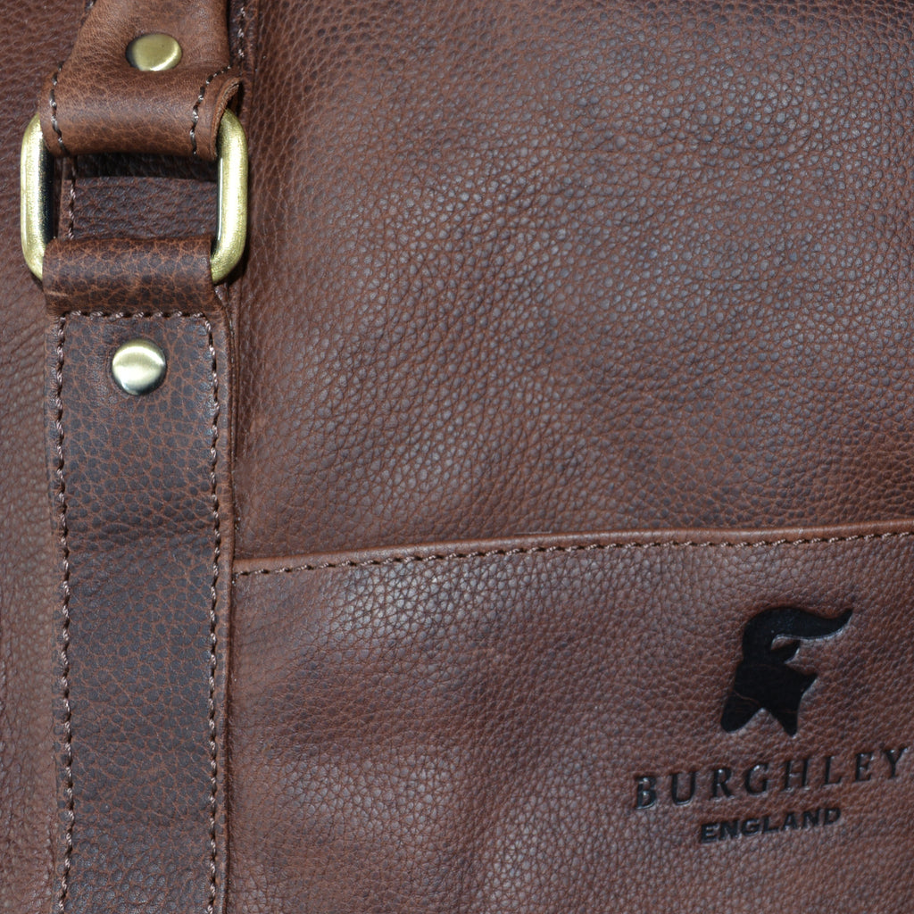 Full leather holdall travel bag in full grain vegetable tanned cow leather. Logo close up.