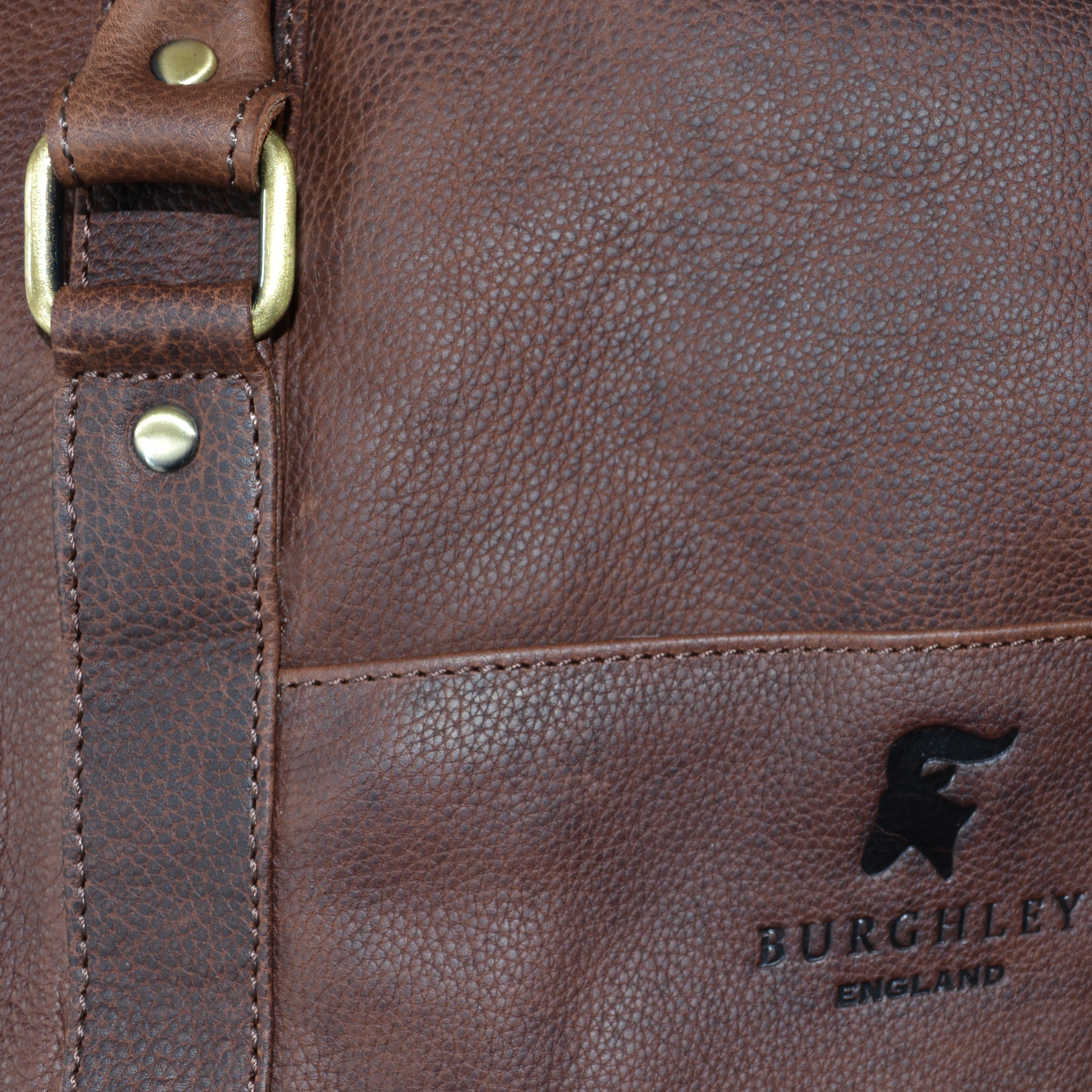 Full leather holdall travel bag in full grain vegetable tanned cow leather. Logo close up.
