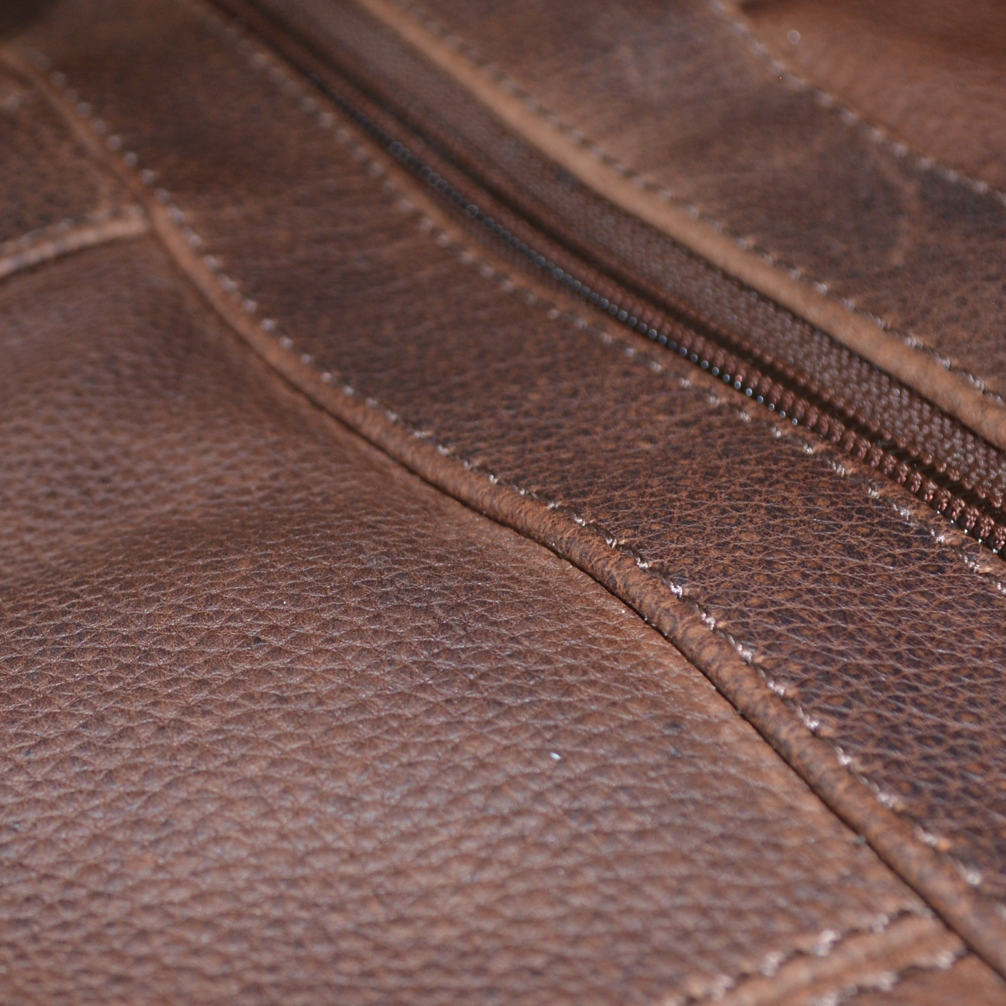 Full leather holdall travel bag in full grain vegetable tanned cow leather.