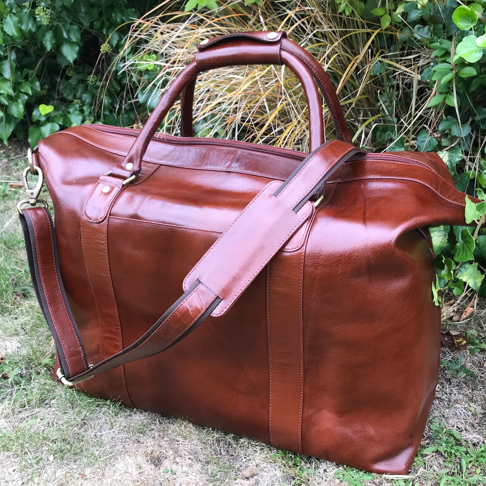 The Alford. A handmade leather holdall by Burghley Bags.  A larger than average size in a luxurious deep chestnut colour. Comes with an adjustable and detachable shoulder strap.