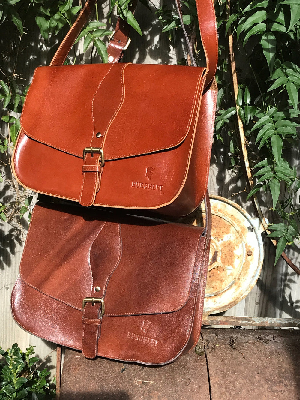 The Fairford by Burghley Bags is a leather handbag in the saddlebag design. It can be worn as a shoulder bag or cross body bag and is available in light brown and dark brown.